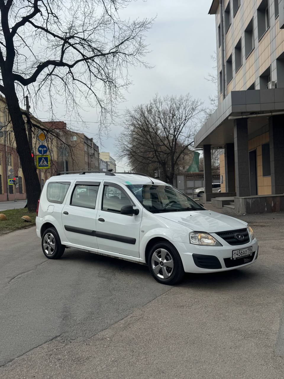 Lada Largus 7 Mest Lux 2019